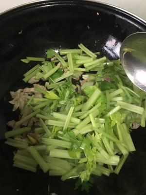 芹菜炒肉的做法 步骤5