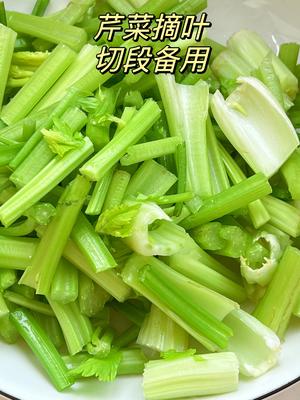 芹菜肉丝的做法 步骤1