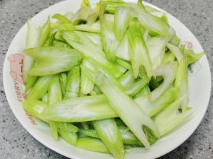 芹菜炒肉卷的做法 步骤1