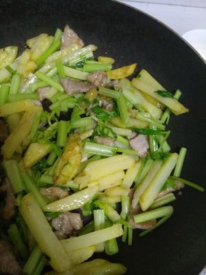 芹菜土豆炒肉的做法 步骤4