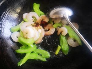 西芹炒虾仁的做法 步骤6