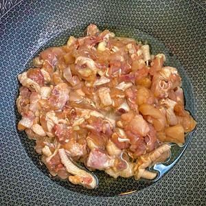 爆炒鸡肉芹菜的做法 步骤3