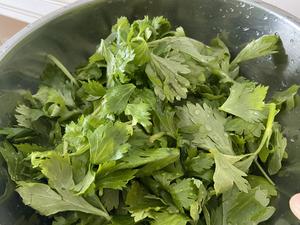 你家的芹菜叶还扔吗？（做法二：包饺子）的做法 步骤1