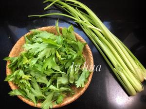 用芹菜叶子做出来的饼 素食的做法 步骤2