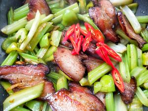 ㊙️年味‼️豉香芹菜炒腊肉‼️满屋飘香的做法 步骤8