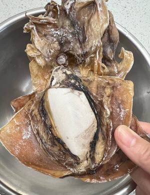 墨鱼干炒香芹的做法 步骤1