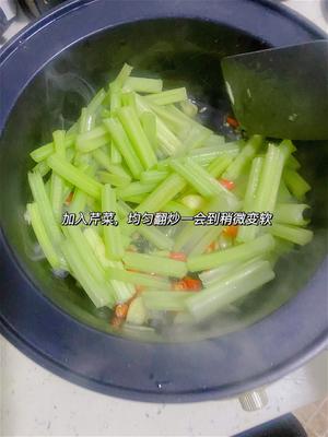 快手减脂菜 比肉好吃的炒芹菜的做法 步骤6