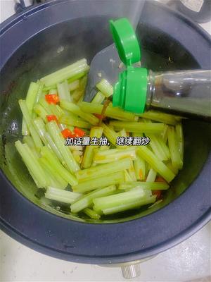 快手减脂菜 比肉好吃的炒芹菜的做法 步骤7