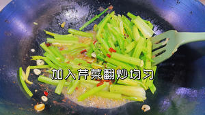 芹菜炒牛肉的做法 步骤8