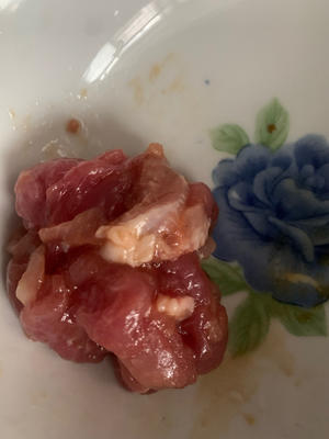 芹菜香干子炒肉的做法 步骤1