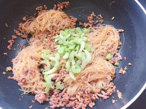 芹菜肉沫炒粉丝的做法 步骤10