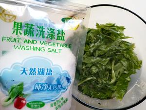 芹菜叶炒鸡蛋（改变味蕾）的做法 步骤2