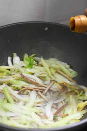 小炒香干芹菜杏鲍菇的做法 步骤6