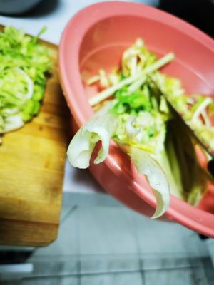 马家沟芹菜炒肉的做法 步骤2