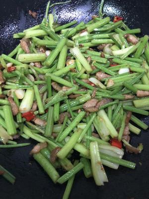 香芹炒肉～香辣版下饭菜(*^_^*)的做法 步骤3