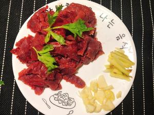 香芹炒牛肉（牛肉嫩滑的关键步骤的做法 步骤2