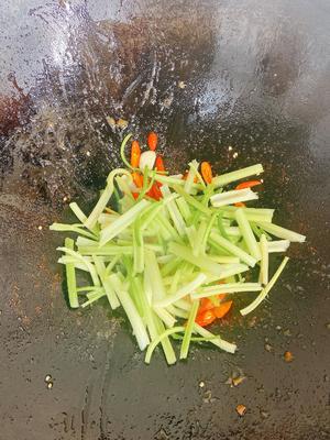 芹菜炒牛肉的做法 步骤7