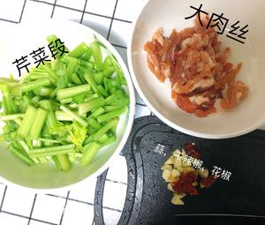 很下饭芹菜炒肉丝的做法 步骤1