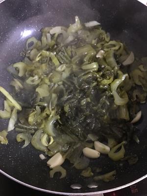 酸菜芹菜炒鱿鱼的做法 步骤6