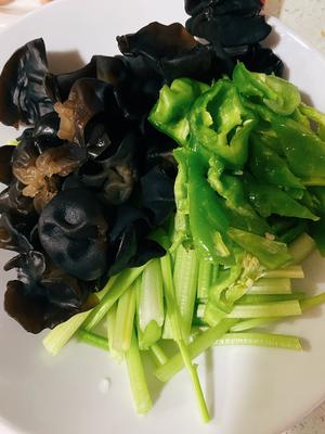 木耳芹菜炒肉的做法 步骤1