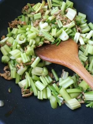 芹菜炒肉丝的做法 步骤10