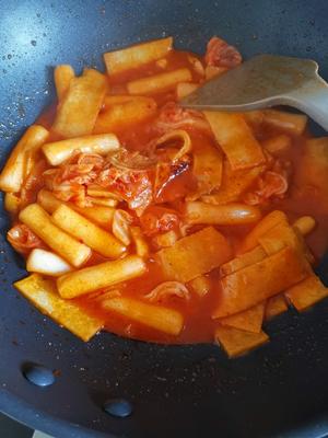 酸甜辣白菜炒年糕&鱼饼的做法 步骤12