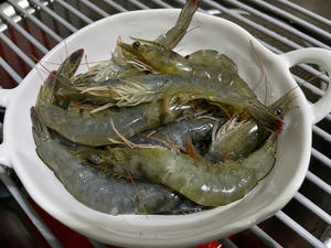 白菜大虾炖粉丝的做法 步骤2