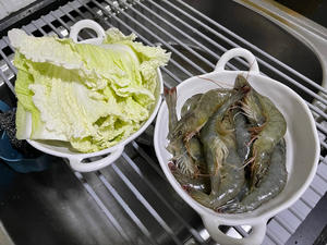 白菜大虾炖粉丝的做法 步骤3