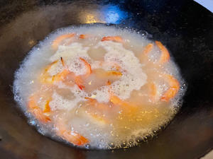 白菜大虾炖粉丝的做法 步骤7