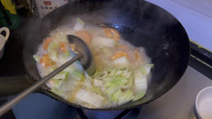 白菜大虾炖粉丝的做法 步骤12