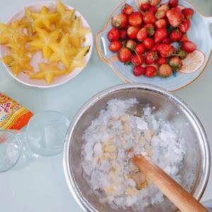 第一次做草莓椰奶冰沙（不用料理机哦）不能更简单的做法 步骤1