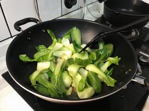 飞速做一顿好吃的【贰】（鲍鱼粉丝蒜蓉虾、海米小油菜、鲜切杨桃）的做法 步骤10