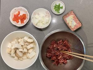 牛肉嫩度?的黑椒杏鲍菇炒牛肉粒的做法 步骤1