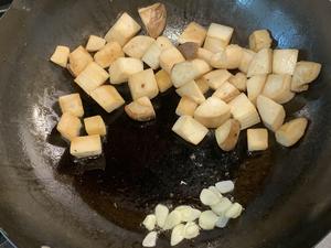 牛肉嫩度?的黑椒杏鲍菇炒牛肉粒的做法 步骤5