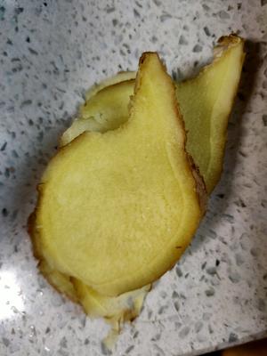 萝卜炖大骨头汤(步骤简单好记！后面附有“不辣”的“沾水味碟”方子)的做法 步骤1
