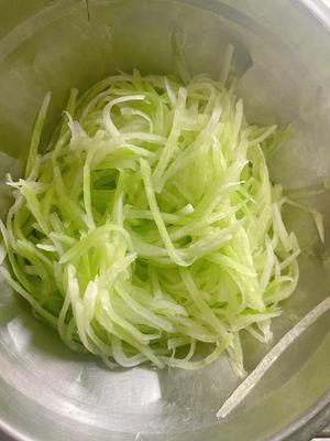 萝卜粉丝虾滑汤的做法 步骤3