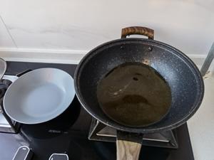虾藕两吃～番茄虾仁+椒盐藕条的做法 步骤4