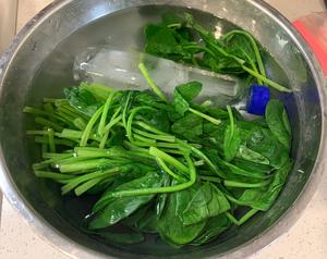 双色玉子烧（菠菜鸡蛋卷）的做法 步骤3