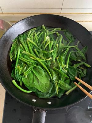 菠菜豆腐鸡蛋汤的做法 步骤2