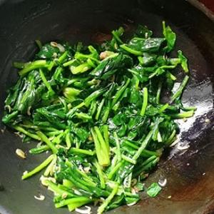 菠菜炒鸡蛋的做法 步骤6