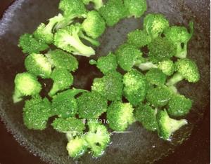 蒜香西兰花【太太乐鲜鸡汁芝麻香油】的做法 步骤3