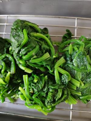 菠菜鸡蛋粉条菜卷（滋卷）两种卷法的做法 步骤2