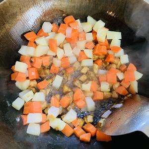 炒三丁（胡萝卜土豆炒肉丁）的做法 步骤7