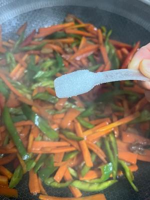 下饭神器，青红椒丝炒胡萝卜丝的做法 步骤12
