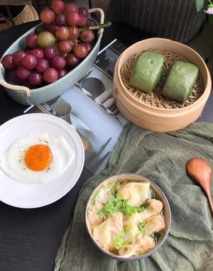 咸蛋黄鲜肉馄饨 鲜虾饼，胡萝卜木耳虾馄饨，煎蛋，绿茶馒头，水果的做法 步骤18