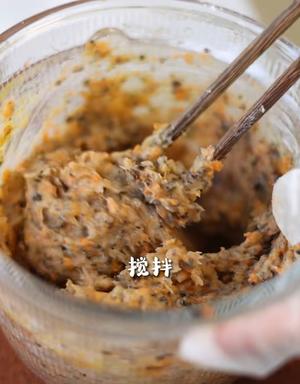 咸蛋黄鲜肉馄饨 鲜虾饼，胡萝卜木耳虾馄饨，煎蛋，绿茶馒头，水果的做法 步骤19