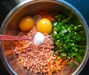 “知否知否应是绿肥红瘦”之香葱胡萝卜丝鸡蛋饼?（10分钟制成的营养早餐）的做法 步骤4
