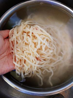 〈肉丝炒面〉+土豆丝+胡萝卜丝+豆芽+油菜，欣小厨 ?的做法 步骤2