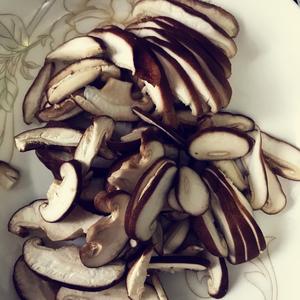 好吃的香菇木耳炒胡萝卜的做法 步骤3