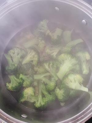 西兰花胡萝卜炒虾仁的做法 步骤4